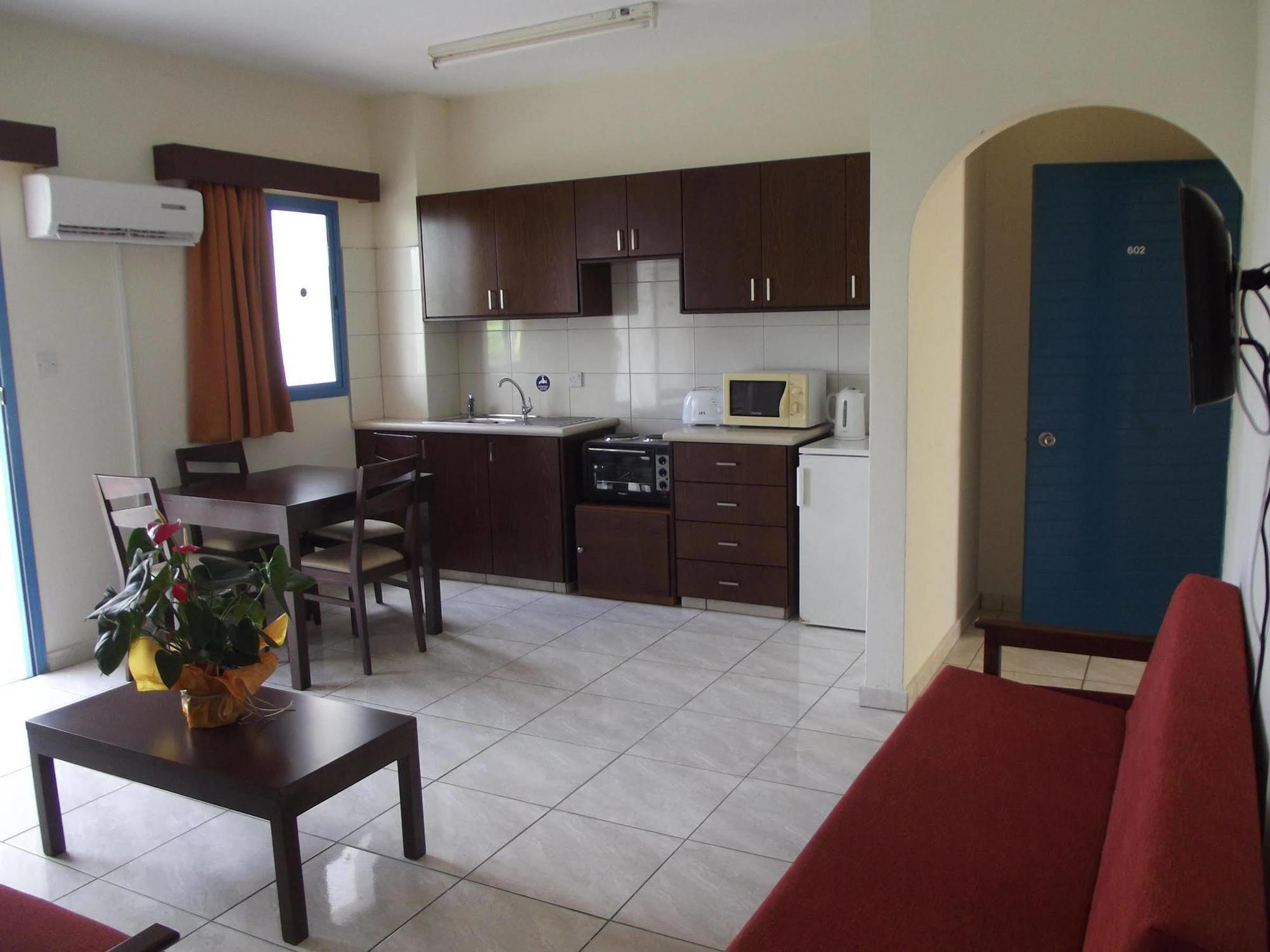 Kefalonitis Hotel Apartments Paphos Exterior foto